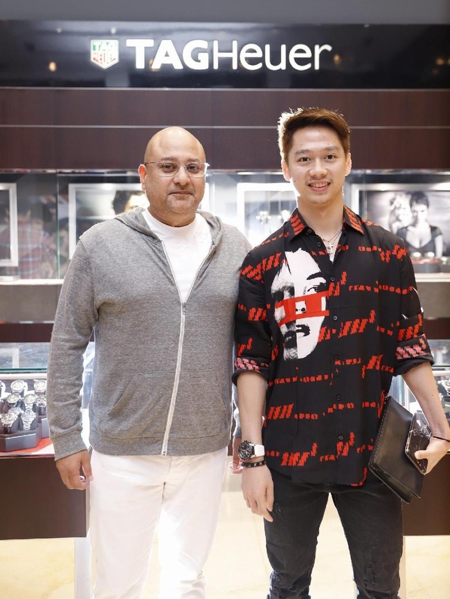 Kevin Sanjaya, yang hadir tanpa pasangan Minion-nya, Marcus Gideon, mengandalkan kemeja gelap yang dihiasi visual grafis bergambar perempuan. Keduanya juga diganjar medali emas setelah melalui perang saudara, dengan rival Fajar Alfian dan Rian Ardianto. (Foto: dok. Time International)