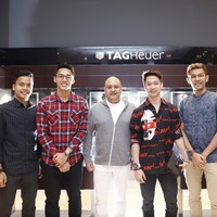 Sebagai apresiasinya, high-end brand dari Swiss itu memberikan jam tangan seri TAG Heuer Carrera Heuer 01 kepada para atlet berprestasi tersebut. Ditengok di situs resminya, jam tersebut dibanderol seharga US$ 5.450 atau sekitar Rp 80 juta. Hadiah itu dipersembahkan dalam private event yang digelar di butik TAG Heuer, Senayan City, Kamis (30/8/2018). (Foto: dok. Time International)