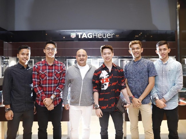 Sebagai apresiasinya, high-end brand dari Swiss itu memberikan jam tangan seri TAG Heuer Carrera Heuer 01 kepada para atlet berprestasi tersebut. Ditengok di situs resminya, jam tersebut dibanderol seharga US$ 5.450 atau sekitar Rp 80 juta. Hadiah itu dipersembahkan dalam private event yang digelar di butik TAG Heuer, Senayan City, Kamis (30/8/2018). (Foto: dok. Time International)