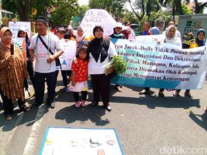 Ibu-ibu Warga Dolly Tolak Daerahnya Kembali Jadi Lokalisasi