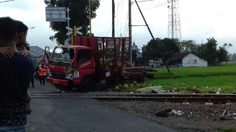 KA Mutiara Timur Tabrak Truk Tabung Elpiji di Banyuwangi