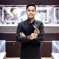 Tidak ketinggalan Anthony Sinisuka Ginting dengan kemeja kotak-kotak berwarna gelap yang senada dengan jeans-nya. Peraih medali perunggu ini sempat menjadi pusat atensi berkat perjuangannya hingga titik darah penghabisan yang berujung cedera di Asian Games 2018. (Foto: dok. Time International)