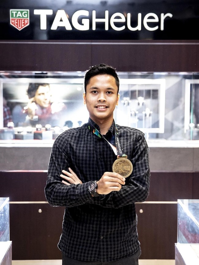 Tidak ketinggalan Anthony Sinisuka Ginting dengan kemeja kotak-kotak berwarna gelap yang senada dengan jeans-nya. Peraih medali perunggu ini sempat menjadi pusat atensi berkat perjuangannya hingga titik darah penghabisan yang berujung cedera di Asian Games 2018. (Foto: dok. Time International)