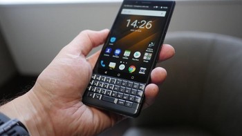 BlackBerry Key2 LE punya diferensiasi khas BlackBerry, yaitu keyboard fisik. Foto: Pocket Lint