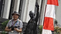 Mereka terlihat sangat semringah saat berswafoto.