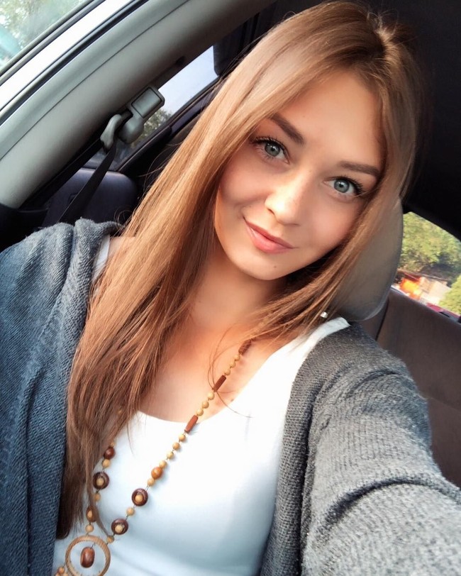 Anna pun memikat dengan bola mata berwarna biru yang indah. Foto: Instagram @anutabulanova