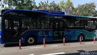 Bus listrik ini beroperasi di Bandara Soekarno-Hatta sebagai sarana transportasi antar terminal untuk kepulangan kontingen atlet Asian Games 2018. Foto: Rizki Pratama