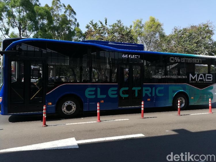 Bus Listrik Buatan Anak Bangsa Beroperasi di Bandara