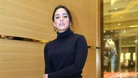 Angel tampak menawan dengan busana hitam dan celana biru kala menghadiri acara tersebut.