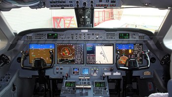 Ini tampilan di ruang pilot. Seluruh versi G550 hadir dengan kamar mandi yang lengkap dengan shower, ruang konferensi, ruang makan, ruang kerja dan area istirahat kru. Foto: Gulfstream