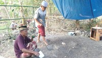 Ada warga kemarin yang datang ke sini, dia minta sekepal lumpur ini. Besoknya dia datang lagi dan bercerita kalau lumpur ini bisa mengurangi penyakit stroke ringan yang sudah lama dideritanya, tutur pemilik lahan, Amaq Ida.