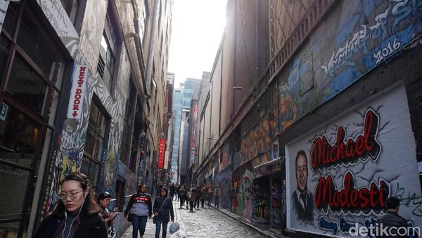 Hosier Lane merupakan gang dengan aneka mural yang unik. Selain bisa foto-foto instagrammable, traveler juga bisa berbelanja pakaian dengan gaya street fashion (Shinta/detikcom)