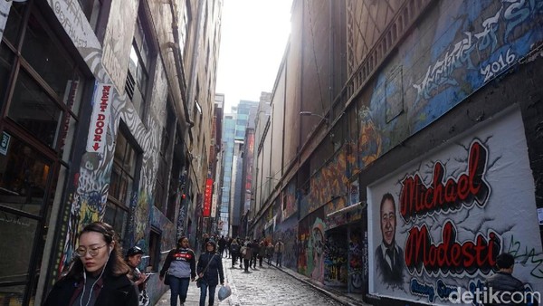 Hosier Lane merupakan gang dengan aneka mural yang unik. Selain bisa foto-foto instagrammable, traveler juga bisa berbelanja pakaian dengan gaya street fashion (Shinta/detikcom) Hosier Lane merupakan gang dengan aneka mural yang unik. Selain bisa foto-foto instagrammable, traveler juga bisa berbelanja pakaian dengan gaya street fashion (Shinta/detikcom)
