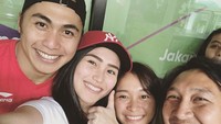 Ayu turut mengajak sang adik Syifa untuk berpose bersama Aprilia Manganang. Dok. Instagram/ayutingting92