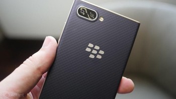 Diberikan pula fitur DTEK dan Locker untuk keamanan perangkat. Selain itu pengguna dimungkinkan memiliki dual akun untuk sejumlah aplikasi. Foto: Pocket Lint