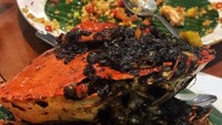 Yakin nggak tergoda dengan kepiting asap yang ini? Bumbu hitam yang gurih pedas ini enak banget dimakan bersama daging kepitingnya. Foto : instagram @malvinthio