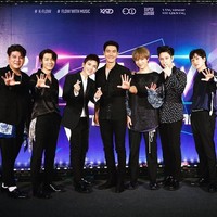 Berpakaian hitam-hitam, Super Junior comeback dengan delapan personel. Penampilan mereka saat mengisi acara di Taiwan terlihat maskulin dan elegan. Foto: Instagram