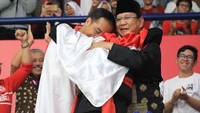 Hanifan Yudani, pesilat yang disebut pemersatu bangsa karena berhasil memeluk Presiden Jokowi dan Ketua Umum PB IPSI Prabowo Subianto. Foto: Instagram/prabowo