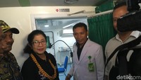 Menteri Kesehatan RI Nila F Moeloek berkesempatan mengunjungi RS apung ini dan menyebut sangat ideal bagi Indonesia yang sebagian besar terdiri dari kepulauan. Foto: Frieda Isyana Putri/detikHealth