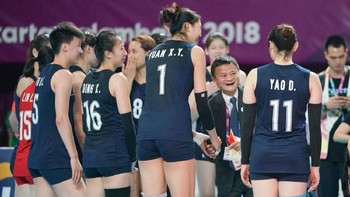 Tampak orang terkaya China ini tak berjarak dengan para atlet. Foto: weibo.com/osports