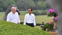 Ini momen saat Jokowi mengajak Morrison berjalan ke halaman belakang Istana Bogor. Di sana tersedia dua buah skop, tumpukan tanah dan pohon Meranti yang masih muda yang sudah diletakkan di dalam lubang.(dok. Biro Setpres)