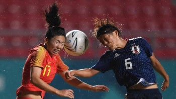 Pria berusia 54 tahun ingin memberikan dukungan langsung pada timnas China. Sayangnya hasilnya kurang memuaskan, mereka berhasil ditaklukkan oleh timnas Jepang dengan skor 0-1. Foto: Zabur Karuru/ANTARA FOTO/INASGOC