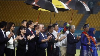 Jack Ma berkunjung ke stadion Gelora Sriwijaya untuk menyaksikan partai final sepak bola putri Asian Games antara Jepang melawan China. Foto: Edgar Su/REUTERS