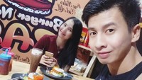 Ini dia nih kekasih Wewey yang juga berprofesi sebagai atlet pencak silat, namanya Denny Aprisani. Mereka terlihat sedang ngedate di salah satu restoran burger dengan menu burger yang unik. Foto: Instagram @w2y_wita