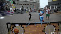 Ada juga yang bermain bola.