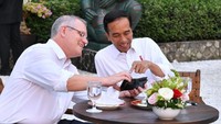 Terlihat Morrison menunjukkan sesuatu gambar dari ponselnya yang membuat Jokowi tertawa. (dok. Biro Setpres)