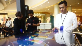 Konsumen juga dapat mempelajari berbagai fitur produk Galaxy Note9 melalui sebuah meja interaktif dengan permukaan layar sentuh besar, yang juga menghadirkan sesi bermain yang menyenangkan.