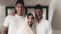 Kini Rini S Bono telah mundur dari dunia keartisan. Pasca berpisah dari Ahmad Albar, Rini S Bono menikah dengan pengusaha Ricardo Gelael dan dikaruniai seorang anak Sean Gelael. Foto: (instagram)