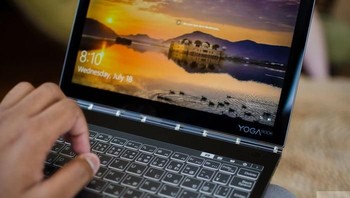  Yoga C930 diklaim Lenovo sebagai laptop dengan dua layar pertama di dunia. Jadi bagian atas maupun keyboardnya adalah layar. Foto: Digital Trends