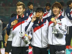 Para pemain Korea Selatan memamerkan medalinya. (Foto: Grandyos Zafna)