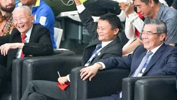 Sering kali dia memberikan semangat dari tempatnya duduk kepada tim China yang tengah melawan tim Thailand. Foto: weibo.com/osports