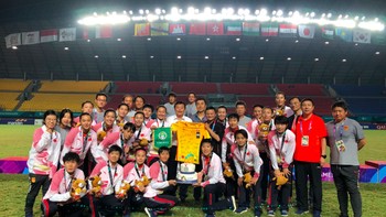 Jack Ma berfoto bersama seluruh anggota timnas sepakbola wanita China. Foto: Alisports