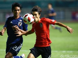 Kedua pemain dari kedua negara berebut bola.