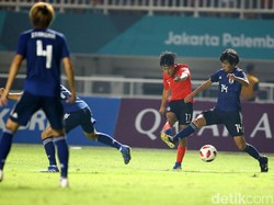 Jepang, yang diperkuat pemain-pemain di bawah usia 21 tahun, kesulitan untuk menembus pertahanan Korsel. Mereka lebih banyak memainkan bola di daerah pertahanan sendiri.