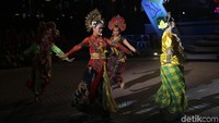 Acara juga diisi dengan tarian daerah.