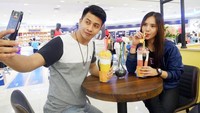 Duh, lagi lagi kulineran bareng sang kekasih. Tapi kali ini, mereka melahap jus mangga yang tahun lalu sedang hits. Foto: Instagram dennyaprisani110490