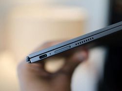 Wujud Keren Laptop Lenovo Pakai Layar Ganda