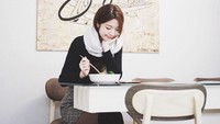 Dara berambut panjang pemilik senyum manis ini sedang makan semangkuk hidangan. Tapi kok ia sendirian ya? Foto: Instagram @herachann