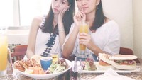 Badannya boleh kecil mungil tapi Hera terbilang doyan makan lho. Porsi makannya besar banget ketika menikmati waffle dan burger bersama temannya.  Foto: Instagram @herachann