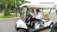 Presiden Jokowi sempat menjadi sopir bagi PM Australia Scott Morrison saat di Istana Kepresidenan Bogor. Jokowi mengajak Morrison ke Grand Garden.  (dok. Biro Setpres)