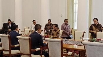 Jack Ma dan delegasi Alibaba lalu diterima Jokowi di Istana Bogor, Sabtu (1/9/2018) pukul 10.55 WIB. Ma mengenakan pakaian formal dengan jas hitam, sedangkan Jokowi berkemeja batik. Jokowi didampingi Kepala Bekraf Triawan Munaf, Menlu Retno LP Marsudi, Menko PMK Puan Maharani, dan Menko Perekonomian Darmin Nasution. Foto: Presiden Jokowi temui Jack Ma di Istana Bogor. (Niken Purnamasari).