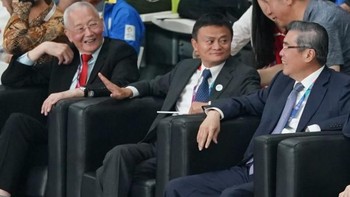 Dia duduk di bangku VVIP. Foto: weibo.com/osports
