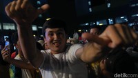 Seorang DJ beraksi.