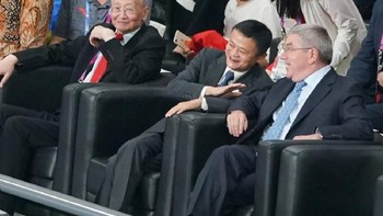 Setelah menemui Presiden Jowo Widodo di Istana Bogor, Jack Ma menghabiskan waktu di area Asian Games 2018. Dia sempat menonton partai final voli di Tennis Indoor pada Sabtu sore (1/9/2018). Foto: weibo.com/osports