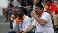 Atlet mancanegara masih menikmati waktu luang di kawasan wisma atlet.