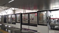 Bangunan stasiun sendiri sudah berdiri kokoh meskipun masih banyak konstruksi detil yang dikerjakan, sebut saja seperti pekerjaan tangga yang menjadi akses masuk stasiun. Foto: Hendra Kusuma/detikFinance